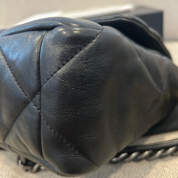 Chanel 19 Large (middle size) - Black Lambskin - Picture 7 of 9